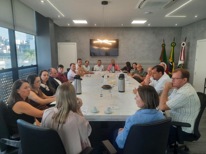 Leis do Descongela e Educação Infantil pautam reunião de prefeitos da Amvat