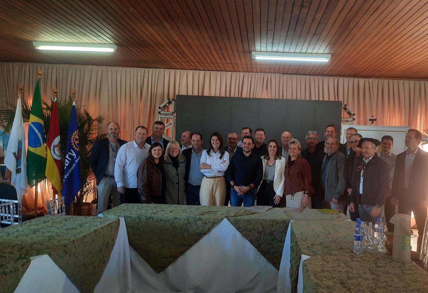 Prefeitos das duas regiões com o vice-governador Gabriel Souza