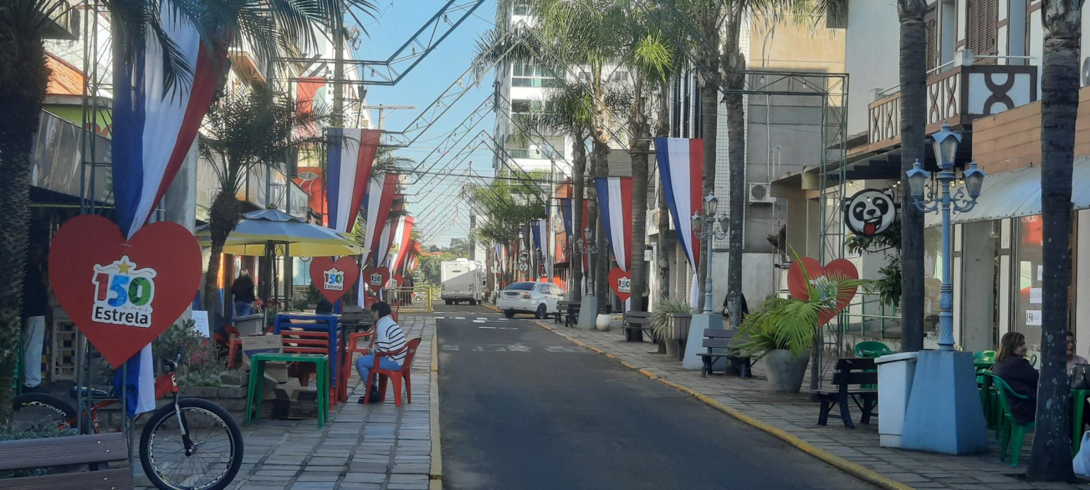 Calçadão está decorado para as festividades alusivas aos 150 anos da cidade 