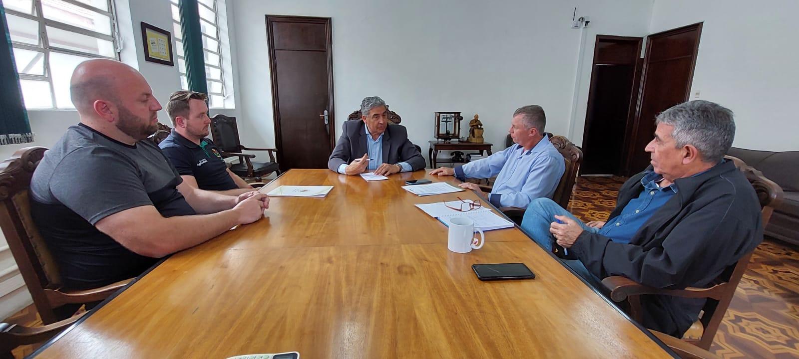 Secretário Giovani Feltes (ao fundo) recebeu secretários do Vale do Taquari