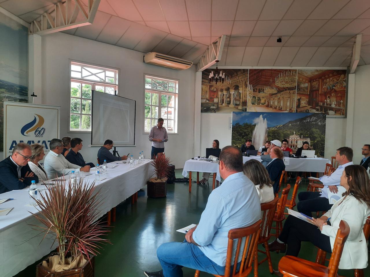 Diretor da CIC-VT Nilto Scapin (ao fundo) apresentou o projeto aos prefeitos