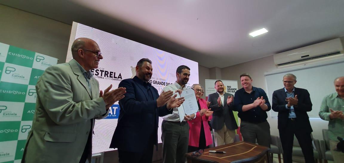Governador e autoridades no momento da assinatura do convênio - crédito: Rodrigo Angeli/Prefeitura de Estrela