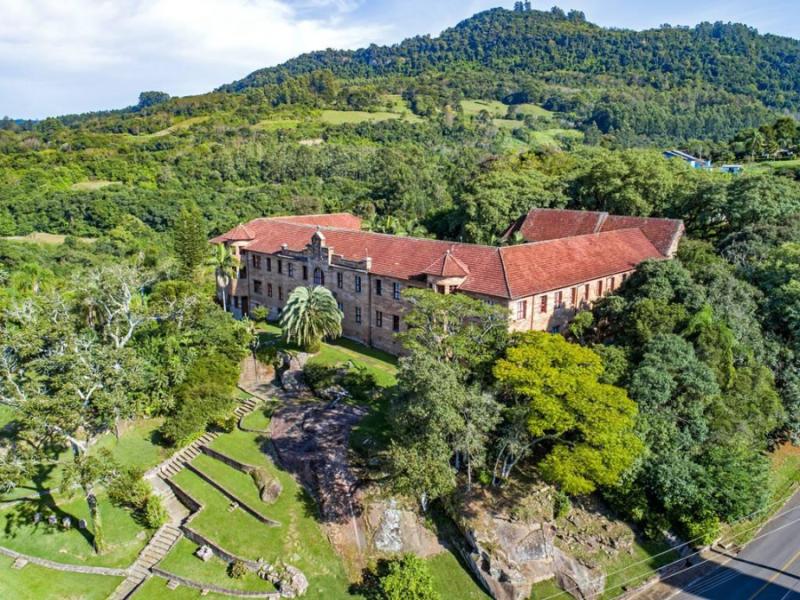 Imigrante completa hoje 37 anos de emancipação