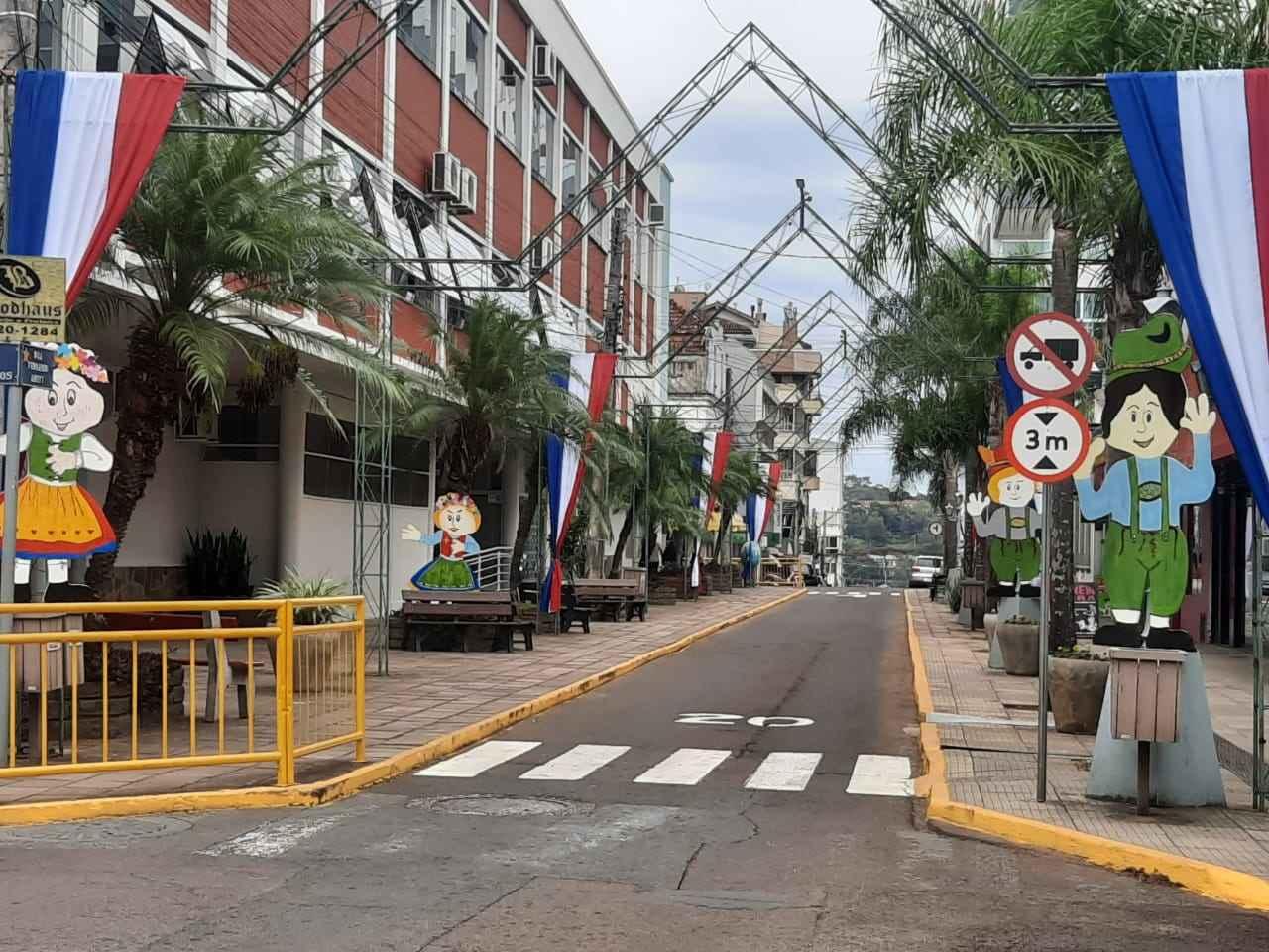 Calçadão no centro da cidade está decorado com as cores da cidade para festejar o aniversário 