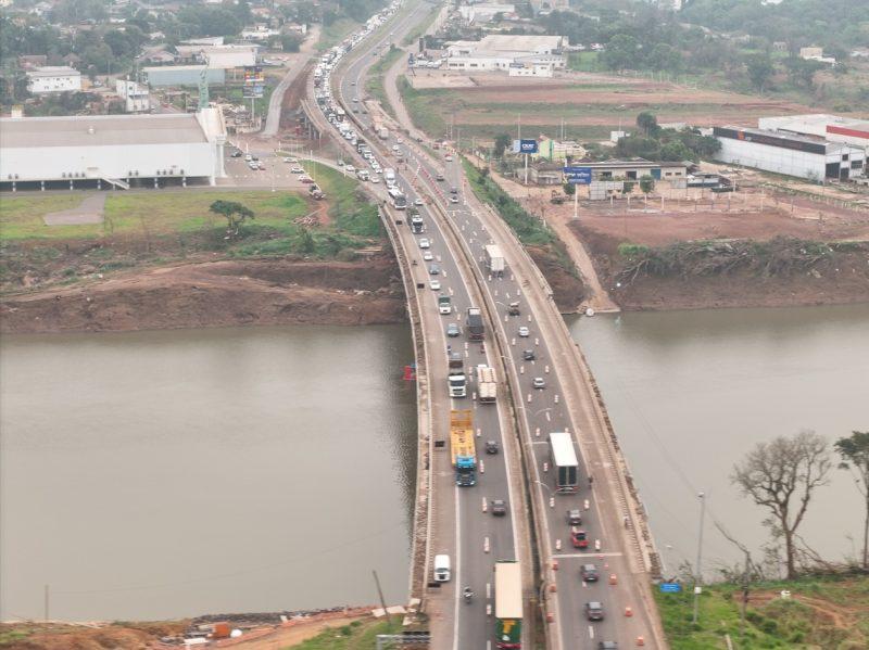 Ponte tem pista interrompida para reparos - crédito CCR