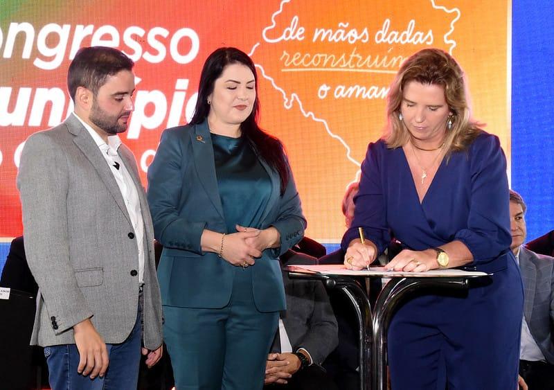 Prefeita de Estrela (esq) assina posse no Conselho Fiscal, junto à nova presidente da Famurs e vice-governador - crédito: Guilherme Pedrotti/Famurs
