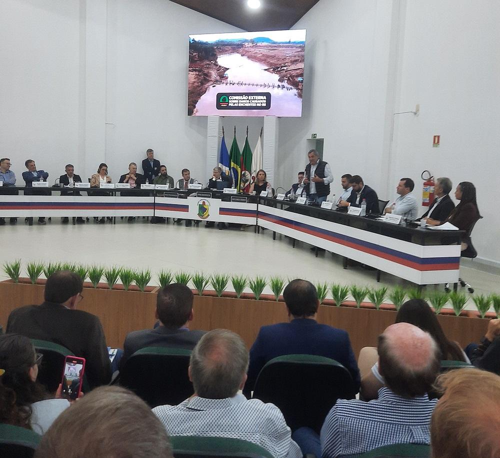 Presidente da Amvat, Sidinei Moisés de Freitas (em pé), durante sua manifestação