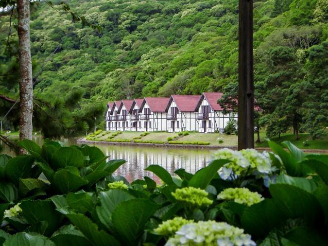 Lagoa da Harmonia, com suas cabanas enxaimel, é um dos pontos turísticos do município